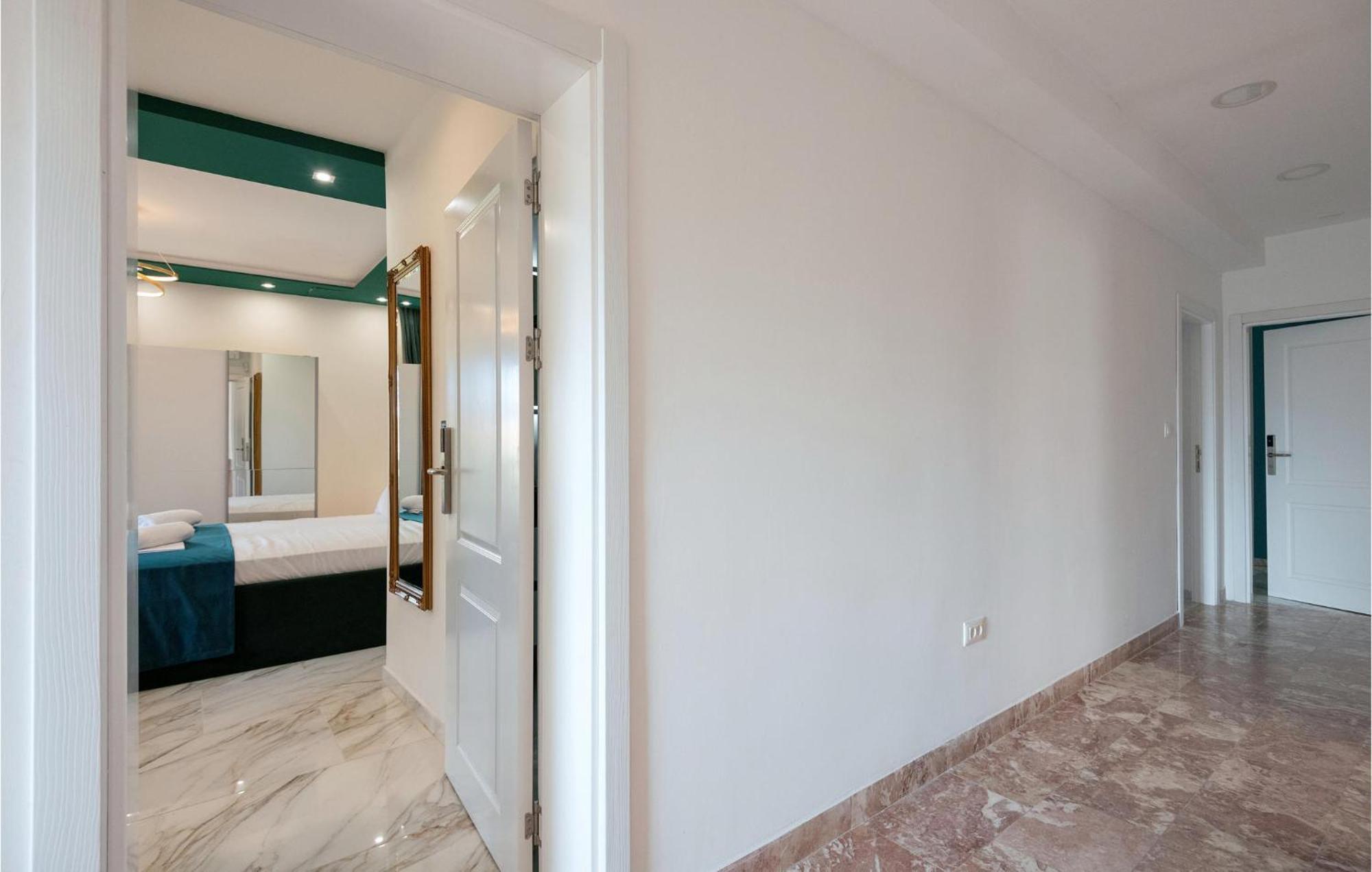 Awesome Apartment In Makarska With Wifi 외부 사진