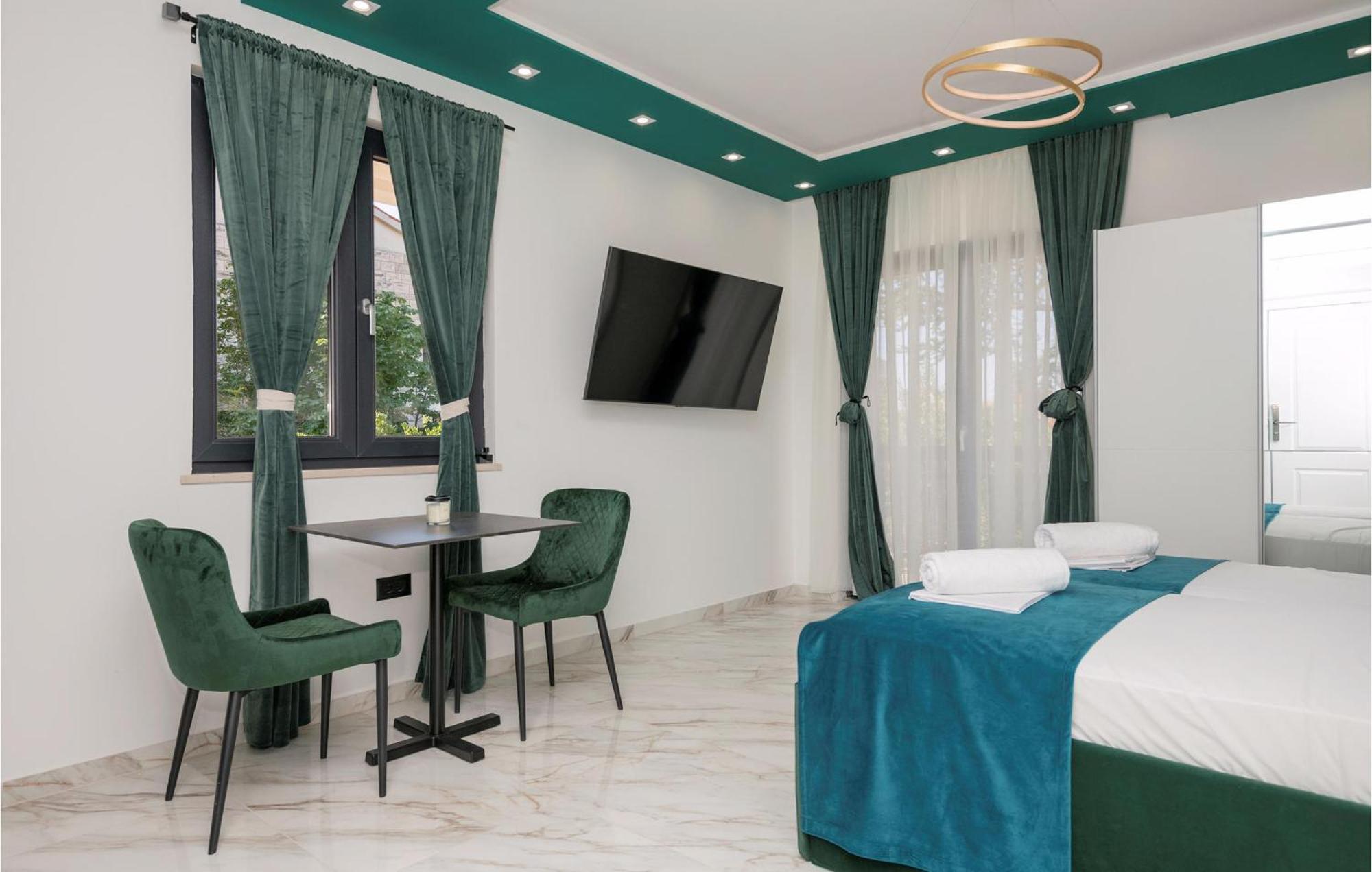 Awesome Apartment In Makarska With Wifi 외부 사진