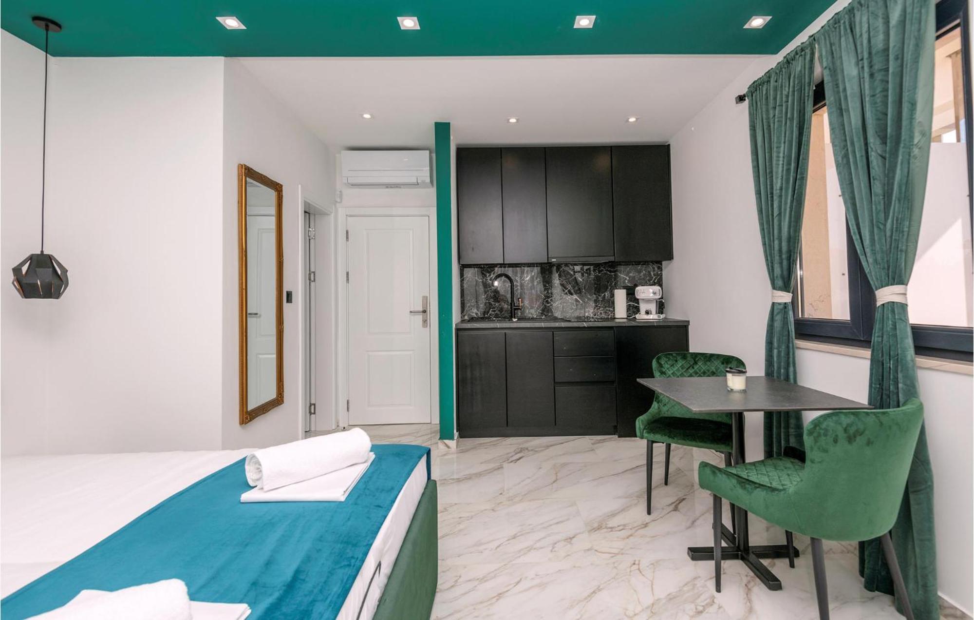 Awesome Apartment In Makarska With Wifi 외부 사진