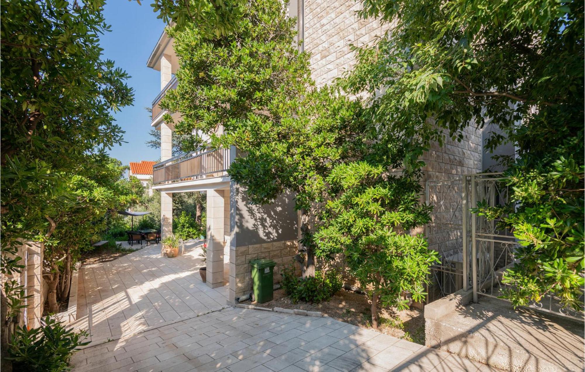 Awesome Apartment In Makarska With Wifi 외부 사진
